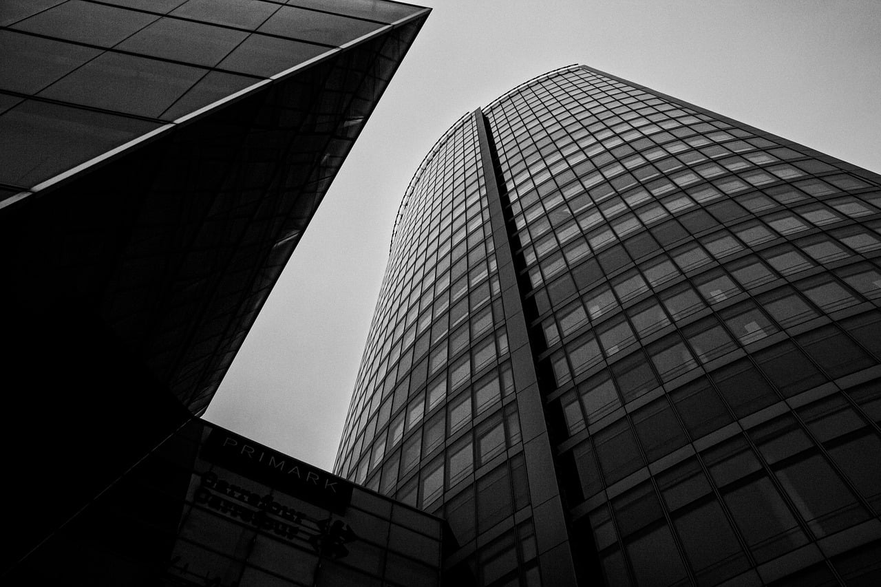 Tour de bureaux vue en contre-plongée