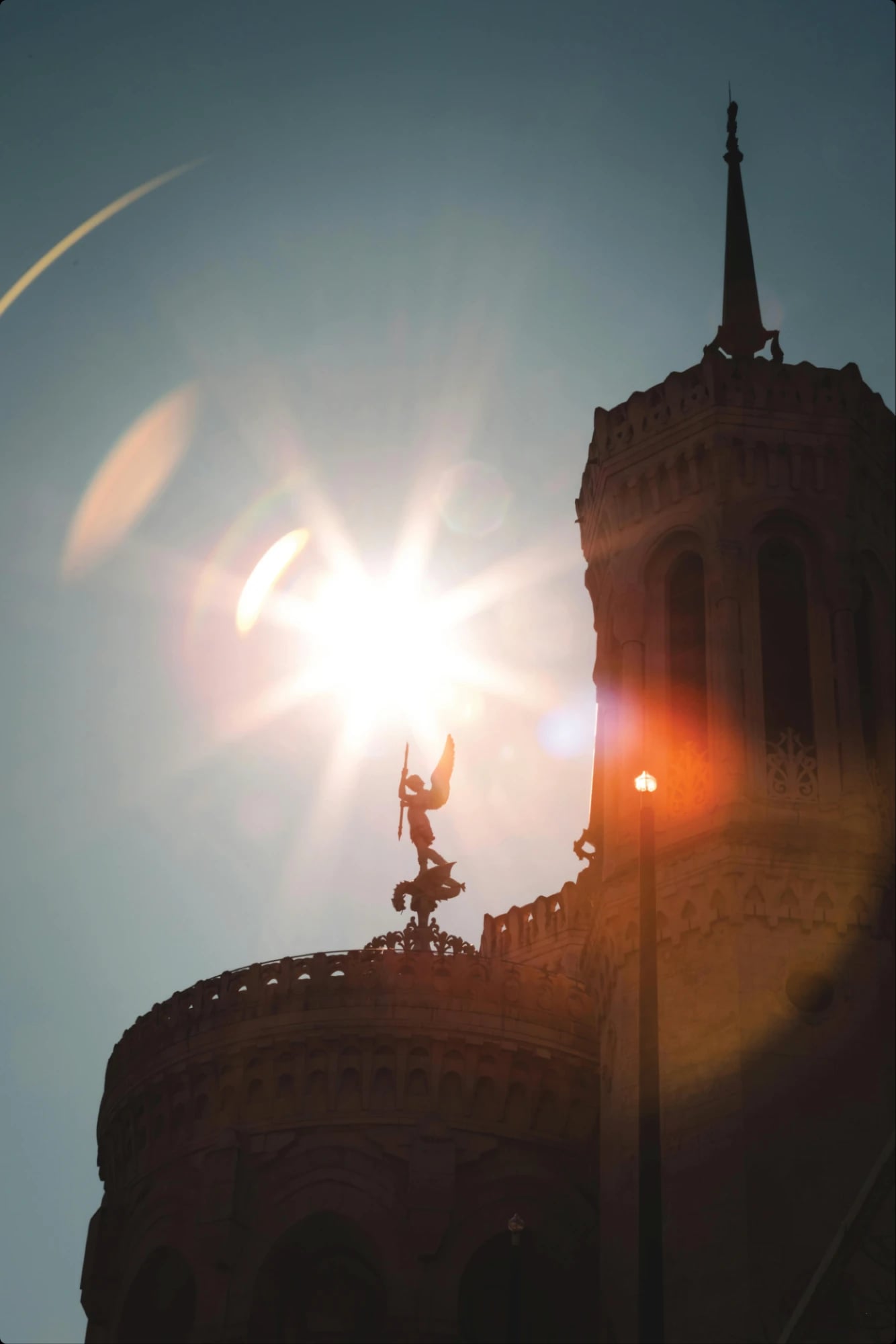 La basilique de Fourvière à contre-jour